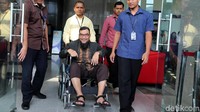 Ia tampak memakai kursi roda.