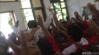 Para kader PKPI sontak meluapkan kegembiraan di ruang sidang. Mereka langsung menghampiri Hendropriyono dan langsung memeluknya. Sejumlah kader tampak berlinang air mata. Tak hanya itu, Hendropriyono juga diangkat dan diarak hingga ke luar ruang sidang