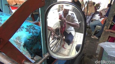 Foto: Tukang Becak  Tuna Aksara Ini Tertipu Abu Tours