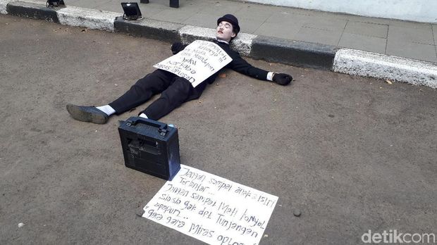 Melihat Aksi Pantomim Keprihatinan Miras Oplosan Maut di Jabar