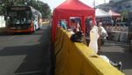Warga Antre Naik Bus Tanah Abang Explorer