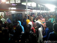 Cerita Horor Stasiun Duri: Bertaruh Nyawa di Bibir Peron