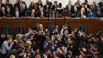 Bos Facebook pun langsung disambut para pewarta foto. Foto: Reuters