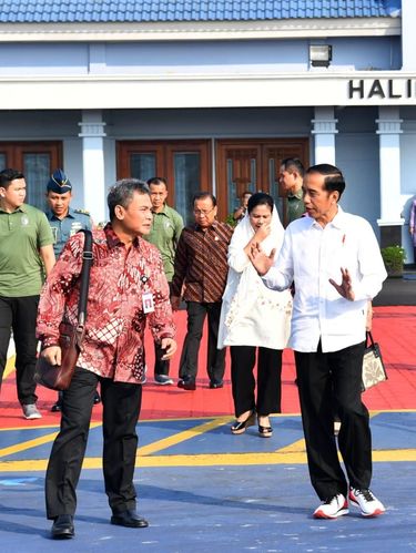 Jubir Presiden Johan Budi (kiri) dengan Presiden Jokowi.