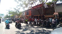 warga yang melintas menonton upaya petugas memadamkan kebakaran tersebut/Foto: Deny Prastyo Utomo
