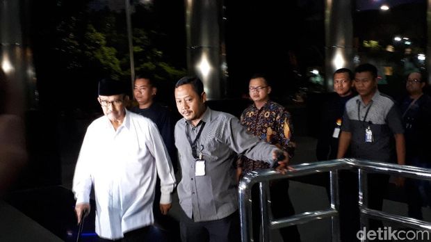 Pakai Tongkat, Bupati Bandung Barat Tersangka Suap Tiba di KPK