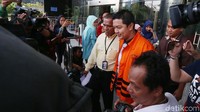 Dalam kasus ini, KPK memang menduga adanya transaksi uang hingga Rp 2,8 miliar. Uang itu dimintakan Adriatma dari Dirut PT Sarana Bangun Nusantara (SBN) Hasmun Hamzah untuk bantuan kampanye ayahnya, cagub Sultra Asrun. Asrun juga merupakan Wali Kota Kendari 2 periode, 2007-2017.
