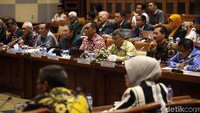 IDI menyimak pertanyaan-pertanyaan dari anggota Komisi IX.