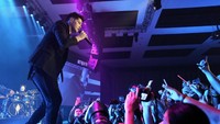Mereka pun langsung membawakan lagu Superheroes, Rock the World  serta Paint the Town Green.