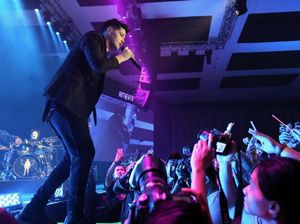 Tutup Encore, The Script Bawa Bendera Merah Putih