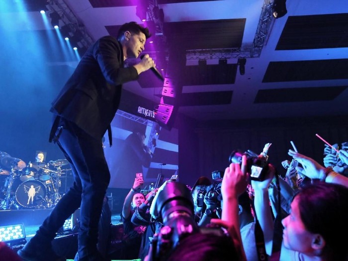 Tutup Encore, The Script Bawa Bendera Merah Putih