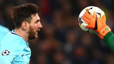 Foto: Lionel Messi Tak Berdaya di Kandang Serigala Roma