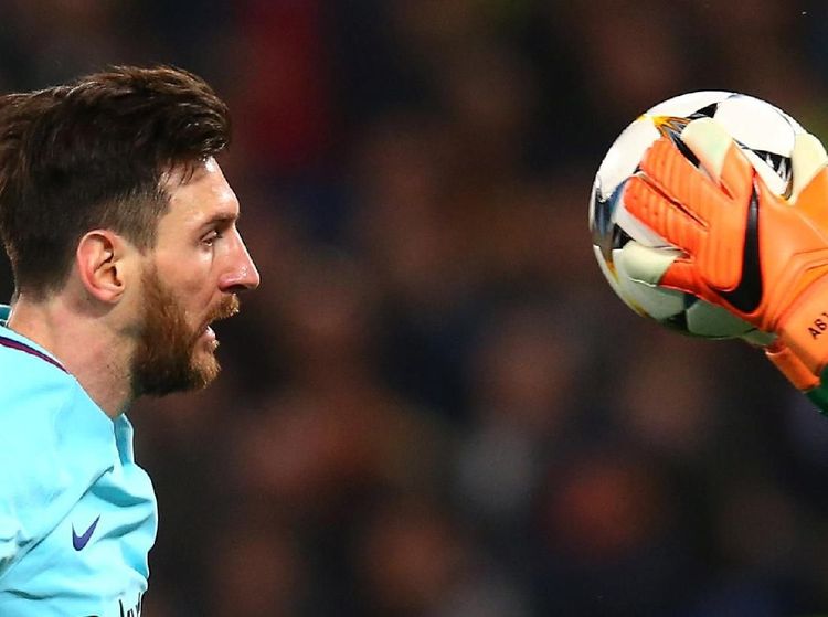 Foto: Lionel Messi Tak Berdaya di Kandang Serigala Roma