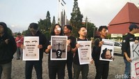 Sementara poster yang mereka bawa bertuliskan sebelah mata dan keadilan untuk novel. Poster tersebut juga bertuliskan hastag #KamiTetapBersamaNovel dan #SetahunNovelBaswedan 11 April 2017-11 April 2018. Dalam aksinya sebagian mahasiswa menutup mata kirinya. (Foto: Usman Hadi/detikcom)