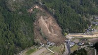 Longsor melanda kawasan pegunungan di kota Yabakei, wilayah Nakatsu, Jepang bagian selatan, pada Rabu (11/4) pagi waktu setempat. (Foto: Kyodo/via REUTERS)