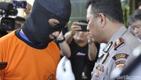Satu dari dua pelaku yaitu DN (30) berhasil polisi. Ia berperan sebagai eksekutor. Dendam menjadi alasan DN menembak dada kiri Atikah. Kematian sang adik yang menurutnya meninggal dunia dengan tak wajar memupuk dendam kesumat DN pada korban. (Foto: Syahdan Alamsyah).