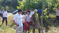 Sebelumnya, surat yang ditulis Amin untuk Jokowi itu jadi viral di media sosial. Amin mengatakan alasan menulis surat tersebut agar dapat memiliki kaki palsu yang digunakan untuk membantu ibunya.   (Foto: Dok. Humas Kemensos)