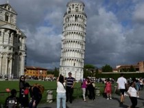 Pernahkah Menara Pisa Italia Berdiri Tegak? Begini Faktanya
