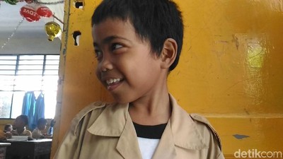 Senyum Alpin, Bocah yang Naik KRL Parung-Tn Abang untuk Sekolah