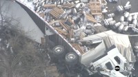Sebuah truk trailer yang mengakut bir kecelakaan di Pennsylvania, Amerika Serikat. Bir-bir pun berserakan di jalanan. Truk pengangkut bir itu bertabrakan dengan kontainer. Tak ada korban akibat kejadian ini. (Foto: Dok. ABC News)