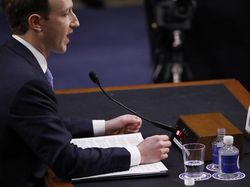 Aksi Zuckerberg Duel dengan DPR AS
