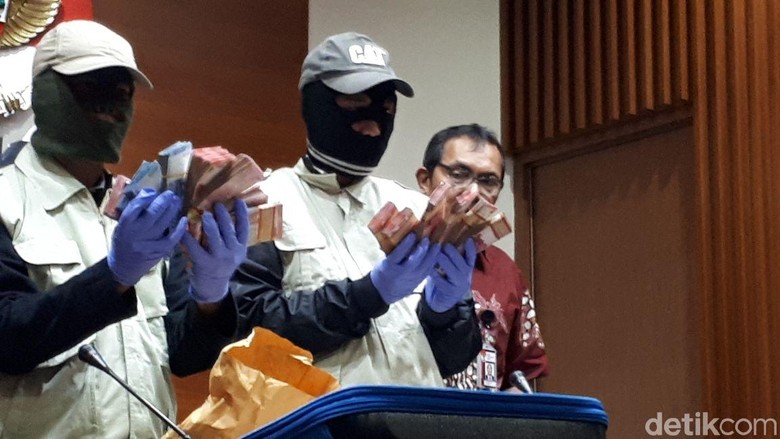 Ketua KPU Bandung Barat Diminta KPK Jadi Saksi Kasus Suap Bupati Ketua KPU Bandung Barat Diminta KPK Jadi Saksi Kasus Suap Bupati