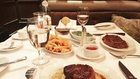Memberi keterangan dinner for two, ini santapan Cut Tari. Ada steak dan kentang goreng sebagai sajian utama. Wah, ngiler! Foto: Instagram cuttaryofficial