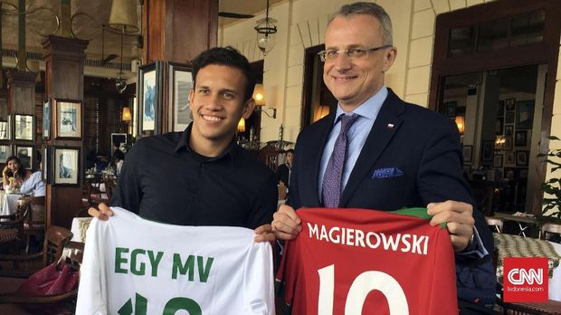 Egy Maulana Vikri (kiri) mendapat pesan khusus dari pelatih klub Polandia Lechia Gdansk di Timnas Indonesia. (