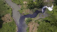 Begini penampakan dari udara limbah industri yang mencemari Sungai Cihaur dan bermuara ke Sungai Citarum di Kecamatan Padalarang, Kabupaten Bandung Barat, Jawa Barat, Rabu (11/4/2018). Raisan Al Farisi/ANTARA FOTO.