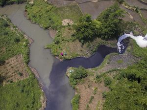 Penampakan Sungai Citarum yang Tercemar Limbah Industri