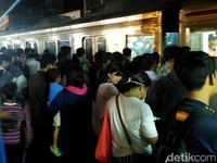 Cerita Horor Stasiun Duri: Bertaruh Nyawa di Bibir Peron
