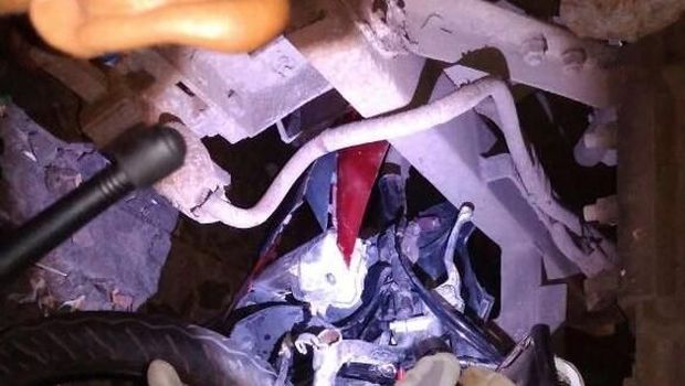 Motor Ringsek Akibat Tertabrak Kereta di Perlintasan Pejompongan