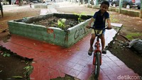 Seorang anak bermain di Taman Ares, Jalan Sentra Timur, tepatnya berada di belakang Kantor Wali Kota Jakarta Timur.