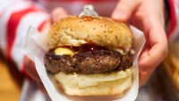 Cincin pertunangan yang diselipkan pada burger juga bisa jadi inspirasi selanjutnya. Kalau kekasih Anda penggemar berat burger, mungkin ini akan jadi pilihan berat. Foto: Istimewa