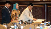 Ketua DPD Oesman Sapta Odang menandatangani berita acara Pelantikan Pergantian Antar Waktu (PAW) anggota DPD.