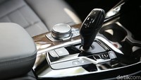 BMW X3 menggunakan transmisi otomatis.