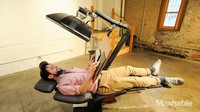 Meja ini dibuat oleh John Speicher yang menderita sakit punggung dan dilarang kerja sambil duduk di depan komputer lagi oleh dokternya. Istimewa/Mashable/altwork.com