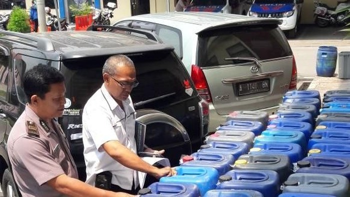 54 Jeriken Miras Oplosan Diamankan dari Gudang di Tangerang