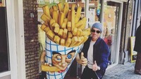 Begini gaya kocaknya saat berfoto dengan maskot salah satu restoran. (jcvd/ Instagram)