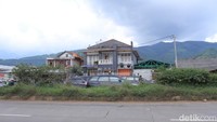 Rumah tersebut berlokasi di Jalan Raya Bandung-Garut atau tepatnya di Kampung Bojongasih 03/08, Desa Cicalengka Wetan, Kabupaten Bandung, Jawa Barat. (Foto: Wisma Putra/detikcom)