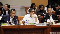 Yasonna Laoly menyimak pertanyaan dari anggota Komisi III DPR.