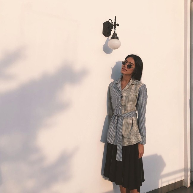 Kacamata kecil membuat penampilan jadi lebih modis secara instan, seperti gaya penyanyi Alika satu ini. Foto: Dok. Instagram