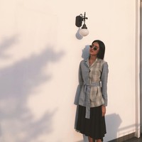 Kacamata kecil membuat penampilan jadi lebih modis secara instan, seperti gaya penyanyi Alika satu ini. Foto: Dok. Instagram