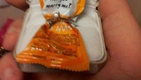 Kalau kalian pasangan yang termasuk penggemar berat fast food. Cobalah cara ini. Sematkan cincin pada saus sachet dan berikan pada pujaan hati. Foto: Istimewa