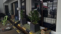 Ledakan ini membuat kaca bagian depan kantor Kajari Makassar rusak.