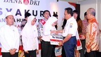 Selain itu Direktur Utama Bank DKI, Kresno Sediarsi mendampingi Sekretaris Daerah Provinsi DKI Jakarta, Saefullah memberikan santunan secara simbolis kepada 570 anak yatim senilai Rp. 285 juta. Foto: dok. Bank DKI
