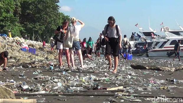 sampah masih menumpuk di Pantai Sanur