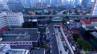 Di hari pertama uji coba, arus lalu lintas dari arah Mampang ke Kuningan lancar.