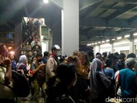 Cerita Horor Stasiun Duri: Bertaruh Nyawa di Bibir Peron