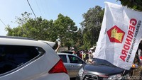 Kendaraan pribadi juga memadati Jl Gunung Batu yang tak jauh dari rumah Prabowo. (Foto: Tsarina Maharani/detikcom)